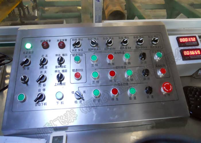 自动探伤设备电控台.jpg 自动探伤设备电控台.jpg